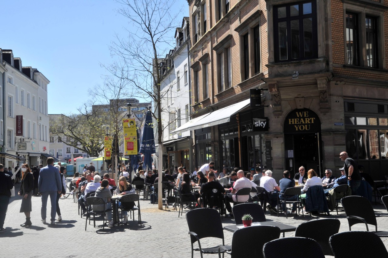 Die Corona-Lage in NRW entspannt sich leicht. In manchen Städten dürfen sogar erste Cafes und Restaurants öffnen.