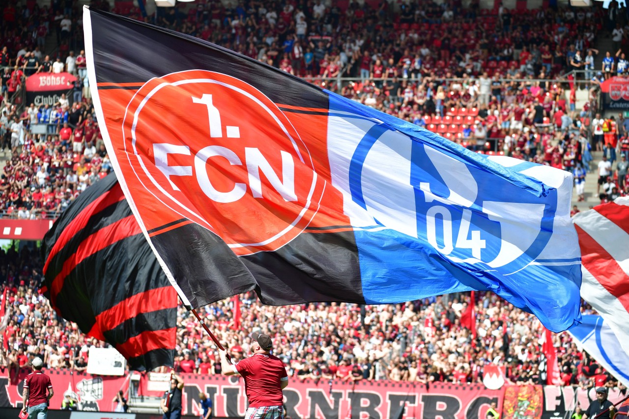 Fans von 1. FC Nürnberg und FC Schalke 04 feiern gemeinsam.