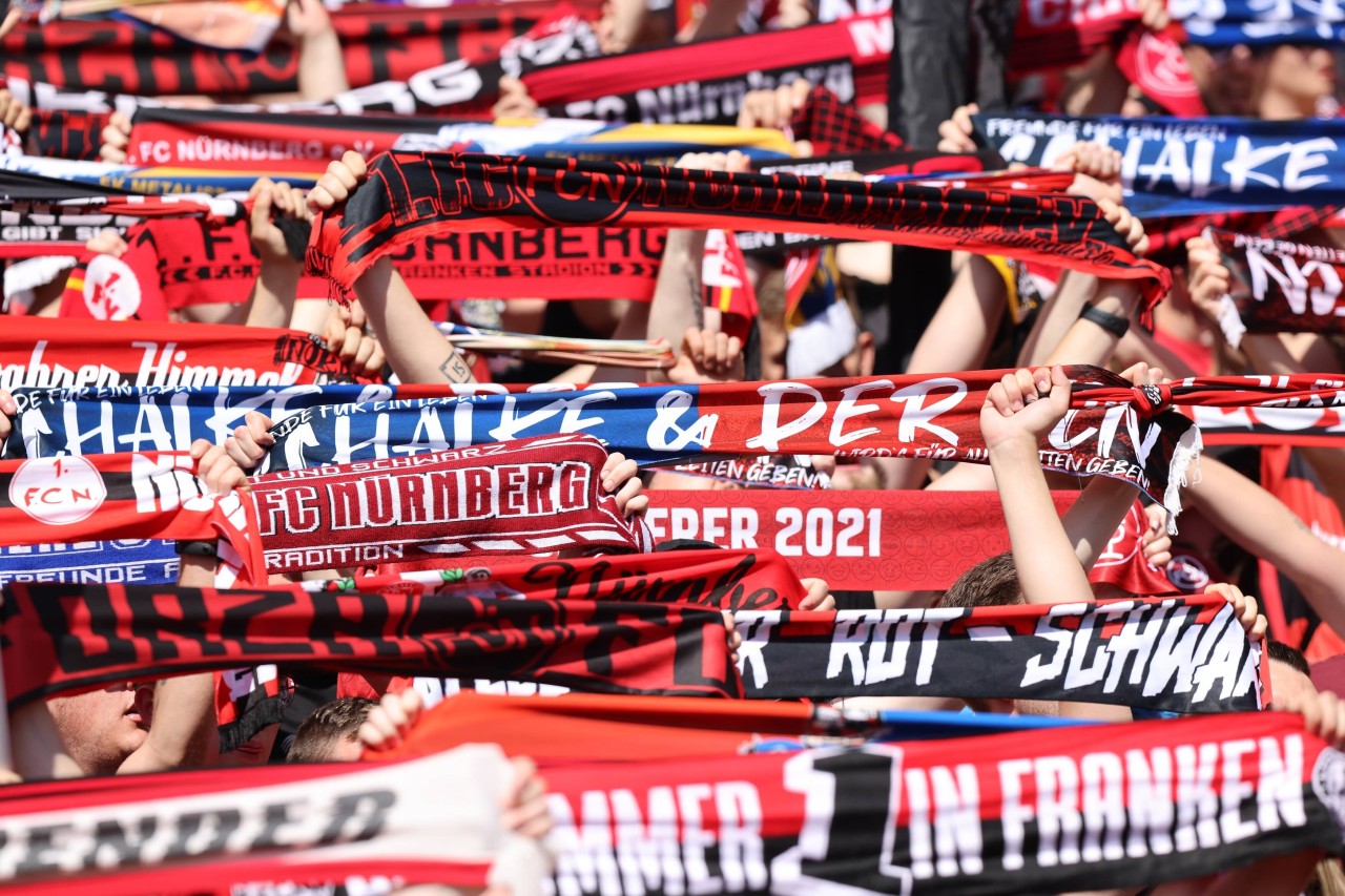 Fans von 1. FC Nürnberg und FC Schalke 04 feiern gemeinsam.