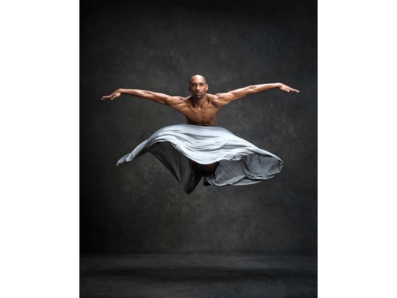 Sean Aaron Carmon tanzt hauptberuflich beim Alvin Ailey American Dance Theatre in New York. 