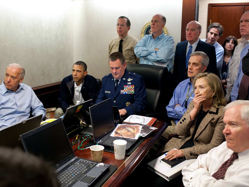 Es waren bange Minuten im Weißen Haus Anfang Mai 2011: Gemeinsam mit seinem National Security Team aus Ministern und ranghohen Militär- und Sicherheitsexperten verfolgte US-Präsident Barack Obama den Einsatz in Pakistan. Via Live-Schaltung sah er, wie seine Truppen Osama bin Laden töteten.