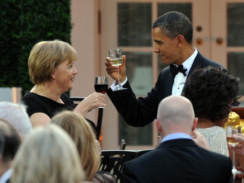 Erst Senator, dann Superstar und seit 2009 der erste schwarze US-Präsident. Prost, sagt da Angela Merkel. Sie ist beim 50. Geburtstag nicht persönlich anwesend - wie hier bei der Verleihung der Medal of Freedom im Sommer 2011 in Washington - sondern wird wahrscheinlich per elektronischer Post gratulieren. Genauso wie sie Obama gratulierte, als er 2009 Nobelpreisträger wurde...