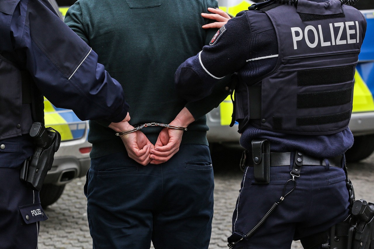 Oberhausen: Die Polizisten mussten den Mann fixieren, damit dieser keinen weiteren Widerstand leistete. (Symbolbild)