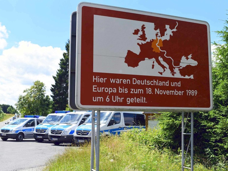 Unweit ist die Landesgrenze zu Bayern, die frühere deutsch-deutsche Grenze. Dort parkte die Polizei viele Fahrzeuge.
