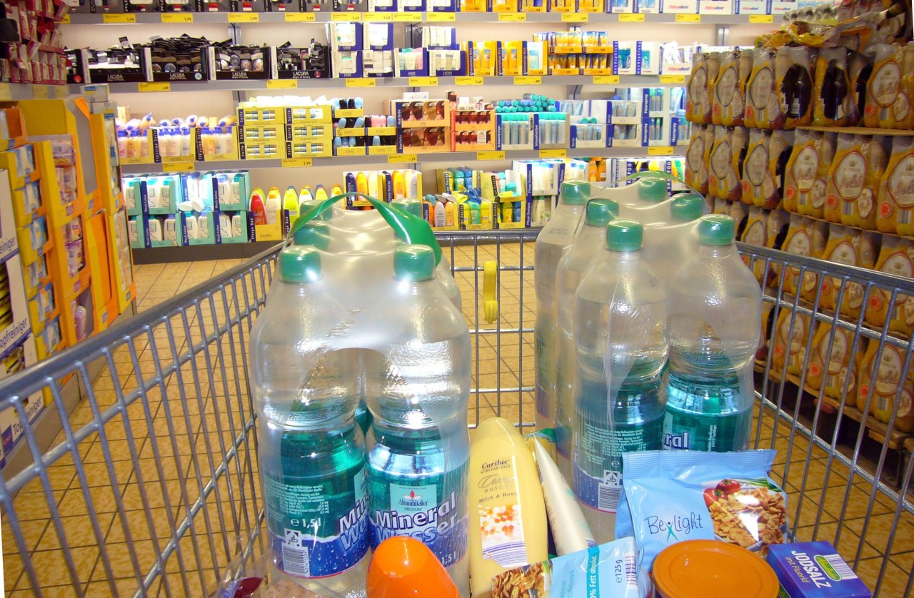 PET-Flaschen sind oft mit einer Plastikfolie umhüllt. (Symbolbild)