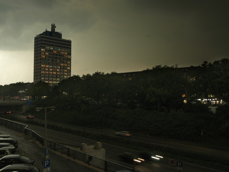 Blick aus dem Medienhaus auf die A 59 im Mai 2008.
