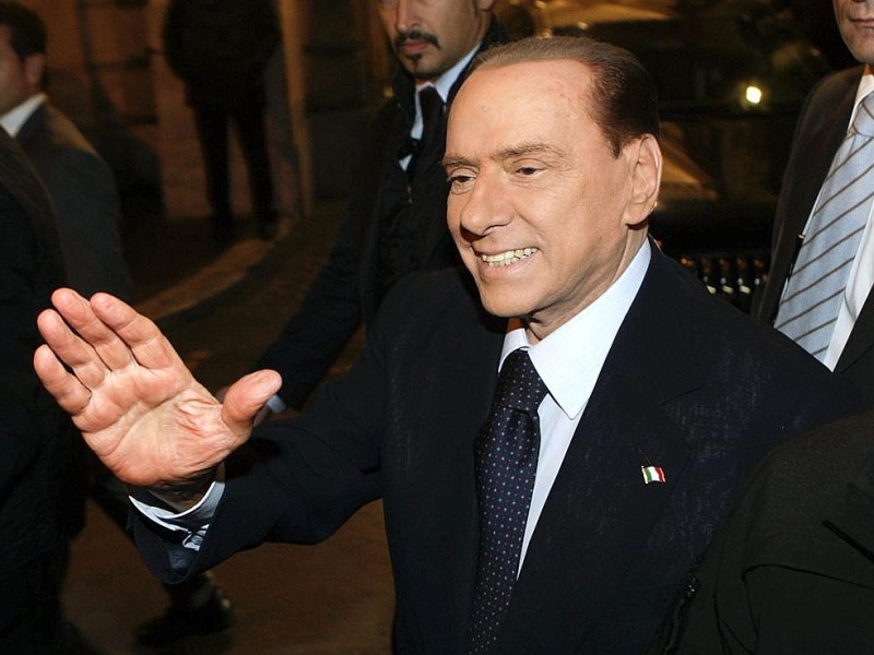 Berlusconi war wegen der hohen Staatsverschuldung immer stärker unter Druck geraten ...