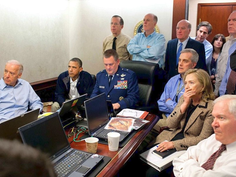 Barack Obama verfolgte live im Weißen Haus in Washington, wie die Soldaten bin Laden suchten und schließlich töteten. Der Gerechtigkeit ist Genüge getan worden, verkündete Obama wenige Stunden später im amerikanischen Fernsehen.