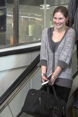 ... spektakulären Freispruch in Italien ist die US-Studentin Amanda Knox in ihre Heimat zurückgekehrt.