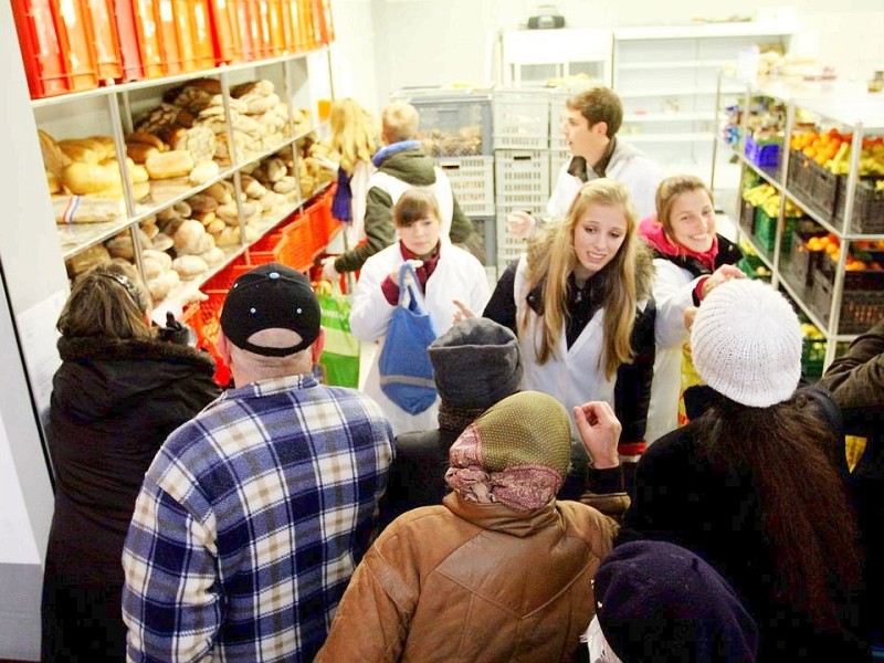 Schüler des Otto Pankok Gymnasiums in Mülheim haben am 22.12.2011 einen Tag lang bei der Mülheimer Tafel mitgeholfen. Sie haben die Lieferwagen mit entladen, die Lebensmittel in die Regale geräumt und anschließend die Lebensmittel an die Bedürftigen verteilt.
