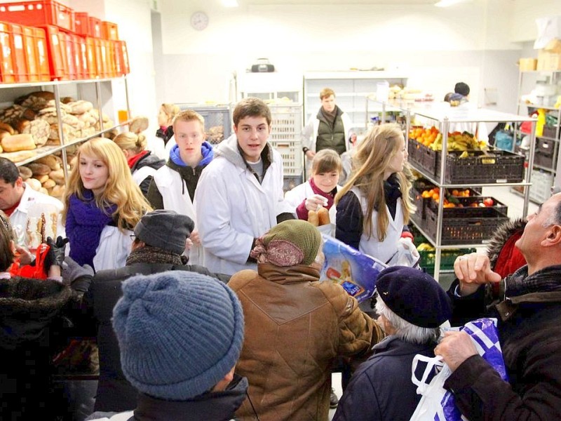 Schüler des Otto Pankok Gymnasiums in Mülheim haben am 22.12.2011 einen Tag lang bei der Mülheimer Tafel mitgeholfen. Sie haben die Lieferwagen mit entladen, die Lebensmittel in die Regale geräumt und anschließend die Lebensmittel an die Bedürftigen verteilt.