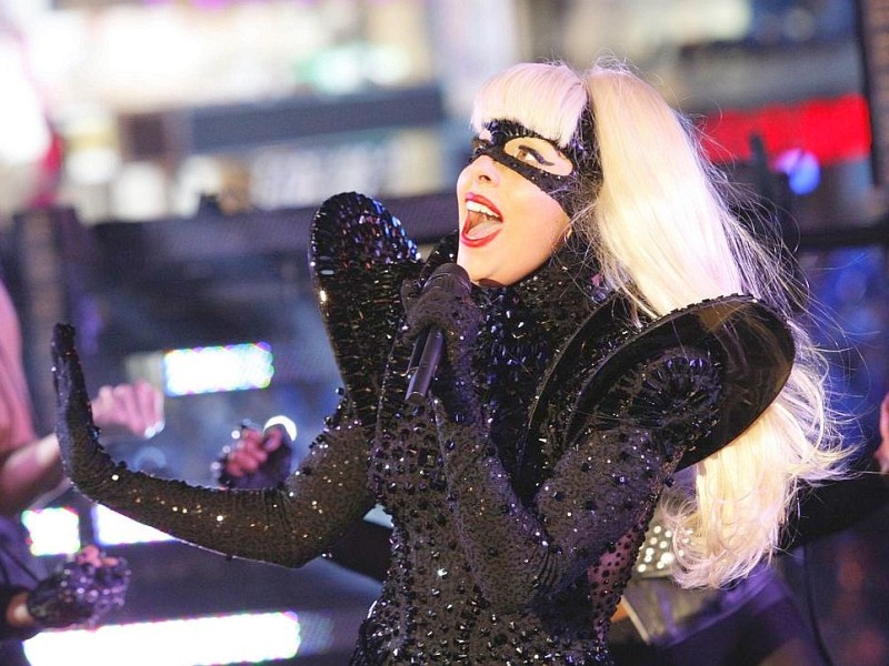 ...Lady Gaga, die wieder mit außergewöhnlicher Garderobe alle Blicke auf sich zieht. Einmal als Cat-Woman und dann...
