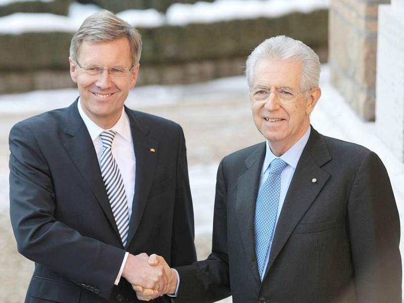 Der Bundespräsident beim Staatsbesuch in Italien zu Besuch bei Ministerpräsident Mario Monti (r.) lächelt Wulff noch in die Kameras der Fotografen. In der Heimat...