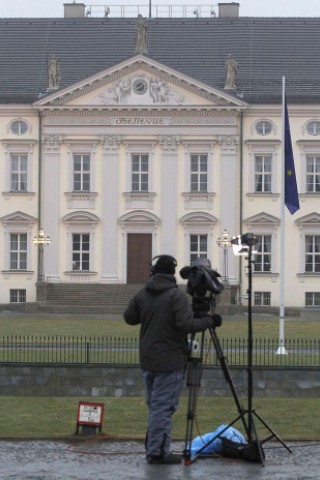 ...Schloss Bellevue äußern, teilte das Bundespräsidialamt mit. Bundeskanzlerin Angela Merkel (CDU)...