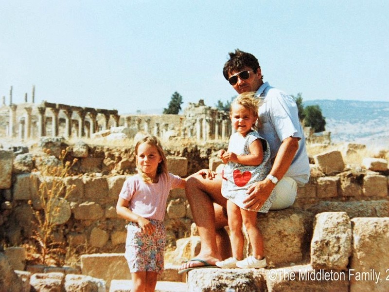 ...Vater Michael und ihrer jüngeren Schwester Pippa vor den Ruinen im jordanischen Jerasch. Die Familie war 1984 in die jordanische Hauptstadt Amman gezogen, wo der Vater für zweieinhalb Jahre arbeitete. Dort ging Kate in den Kindergarten. Viele Jahre liegen zwischen diesen beiden...