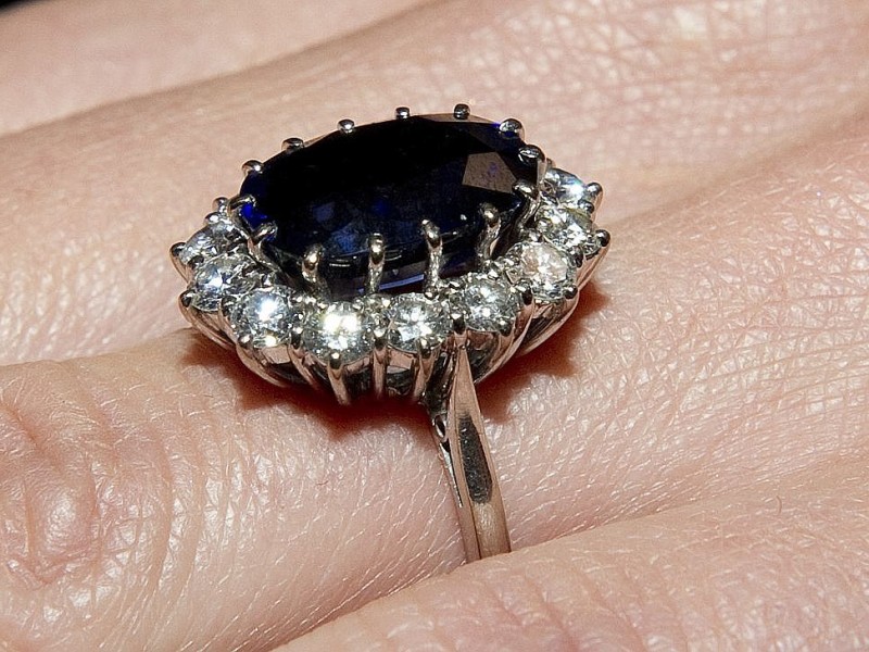 ...fortan den Verlobungsring, den schon Williams Mutter, Lady Di, getragen hatte. Prinz Charles Diana den blauen, mit Diamanten besetzten Saphir-Ring im Februar 1981 angesteckt. Diesen Ring...
