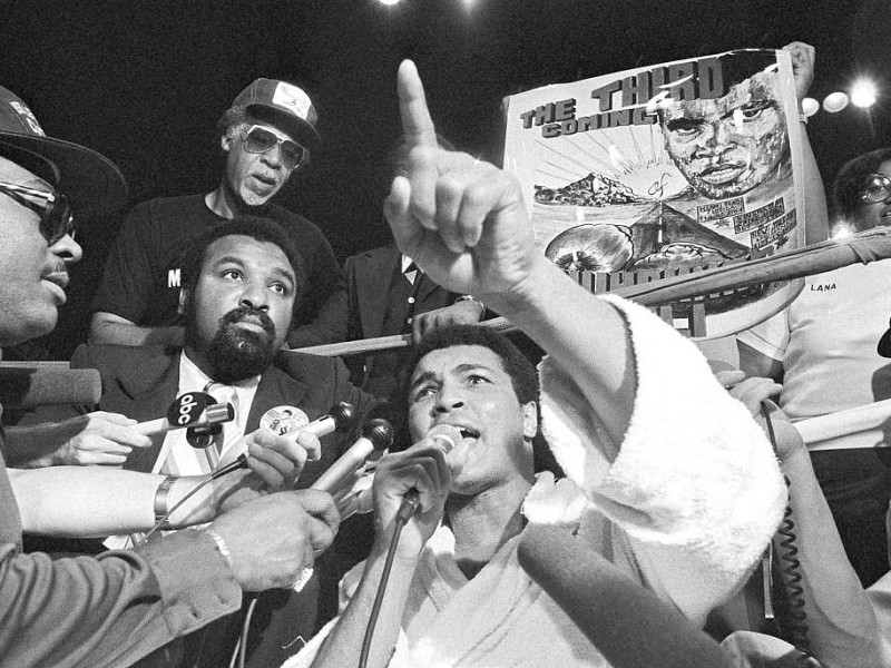 Muhammad Ali gibt sich kämpferisch vor den zwölf Runden gegen Leon Spinks. (AP Photo/File)