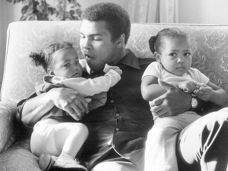 1978: Der Schwergewichtsweltmeister Muhammad Ali als Familienvater mit seinen Töchtern Laila (9 Monate) und Hanna (2 Jahren und 5 Monate).  (Photo by Frank Tewkesbury/Evening Standard/Getty Images)