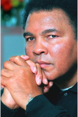 1999: Diese Aufnahme zeigt Muhammad Ali, der mittlerweile von seiner Parkinson-Krankheit gezeichnet ist. (AP Photo/Richard Drew, File)