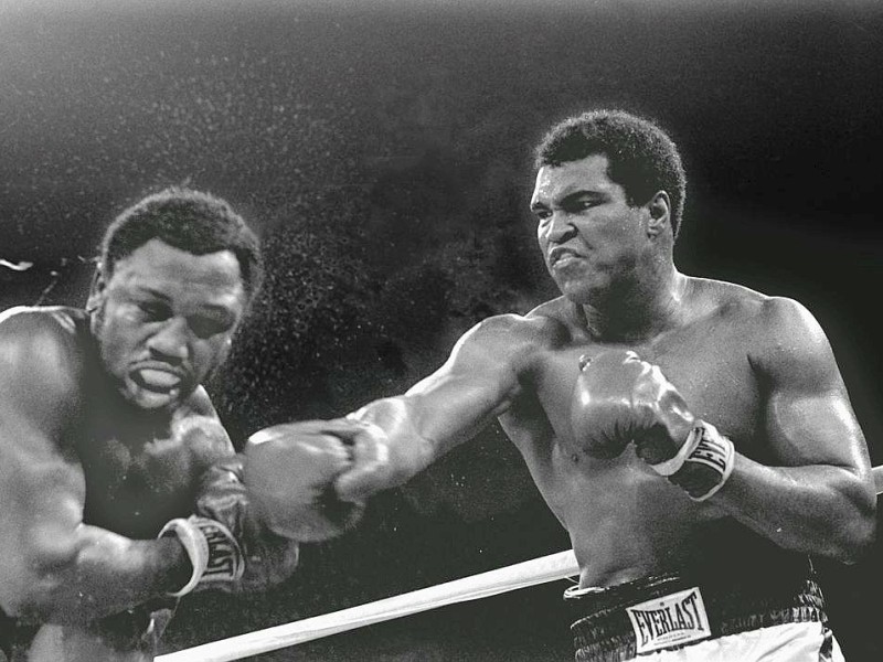 Auch Joe Frazier hatte gegen Muhammad Ali keine Chance. Der Titelkampf fand damals in Manila, auf den Philippinen statt. (AP Photo/Mitsunori Chigita, File)