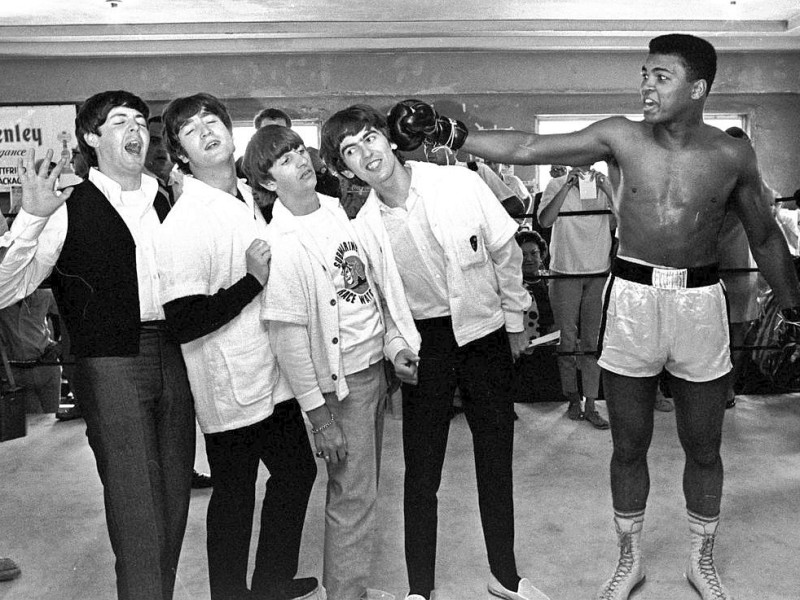 Auch The Beatles waren Fans des außergewöhnlichen Boxers: Paul McCartney, John Lennon, Ringo Starr, and George Harrison posieren mit Cassius Clay beim Training. (AP Photo/File)