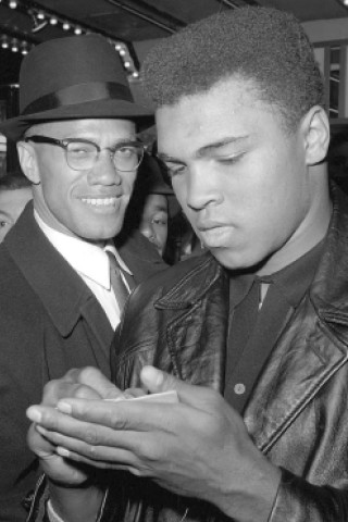 Muhammad Ali (r.) mit dem Anführer schwarzer Muslime Malcolm X. Der Boxer konvertiert letztlich zum Islam und nimmt schließlich seinen jetzigen Namen an. (AP Photo/File)