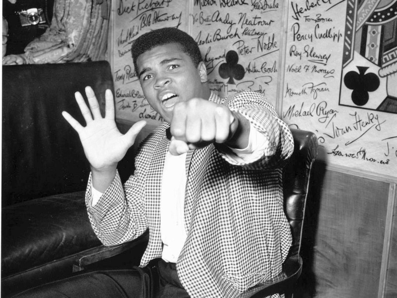 1963: Schon wieder eine Vorhersage: Cassius Clay zeigt mit seinen fünf Fingern an, wann Henry Cooper k.o.-gehen soll. (Photo by Kent Gavin/Keystone/Getty Images)