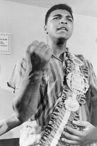1964: Cassius Clay war der erste Boxer, der drei Mal hintereinander Weltmeister wurde und sich anschließend nur noch der Größte nannte.  (Photo by Fox Photos/Getty Images)