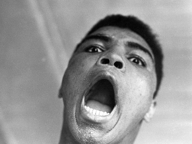1964:  Seine große Klappe wurde zum Markenzeichen von Muhammad Ali. (Photo by Harry Benson/Getty Images)