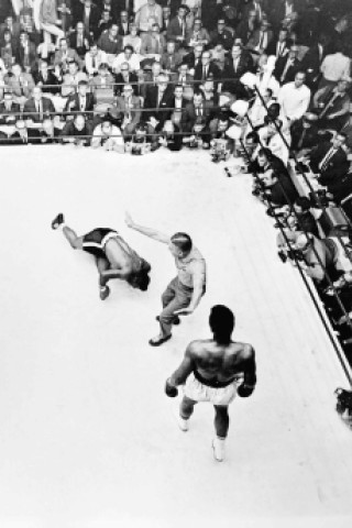 1965:  Cassius Clay wird in die neutrale Ecke geschickt.  (Photo by Allsport Hulton Archive/Getty Images)