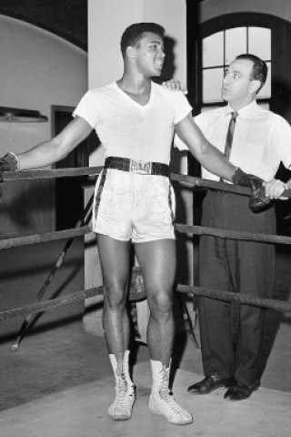 1962: Der junge Schwergewichtsboxer mit seinem Trainer Angelo Dundee. (AP Photo/Dan Grossi, File)