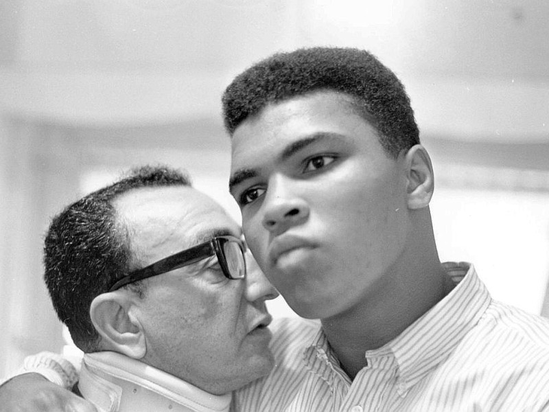 1964:  Cassius Clay mit seinem Manager Chris Dundee. (Photo by Harry Benson/Getty Images)