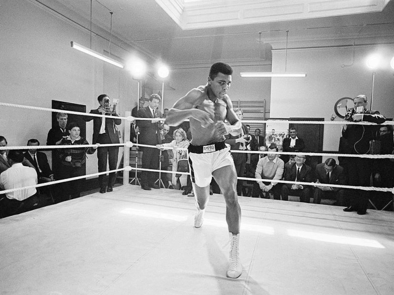 1966:  Muhammad Ali bereitet sich im Ring mit nackten Fäusten auf seinen Kontrahenten vor. (Photo by R. McPhedran/Hulton Archive/Getty Images)