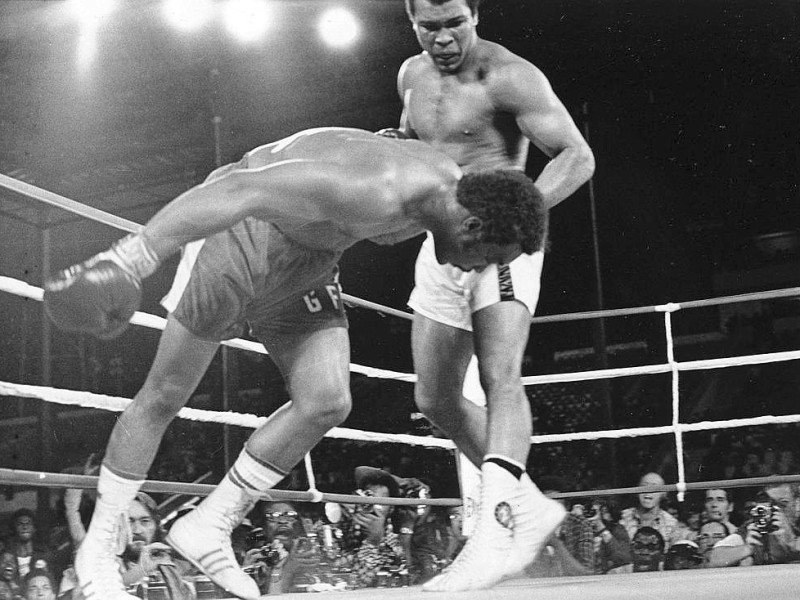1974: Muhammad Ali knockt Schwergewichtsweltmeister George Foreman in der achten Runde aus in Kinshasa, Zaire. Foreman wurde vom Ringrichter ausgezählt und Ali wurde wieder Weltmeister. (AP Photo/File)