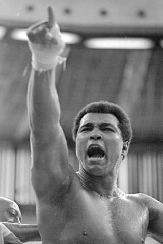 1975: Muhammad Ali ruft: Joe Bugner must go! zu Malaysischen Fans während einer Trainingseinheit für den Kampf gegen Bugner in Kuala Lumpur. (AP Photo/File)