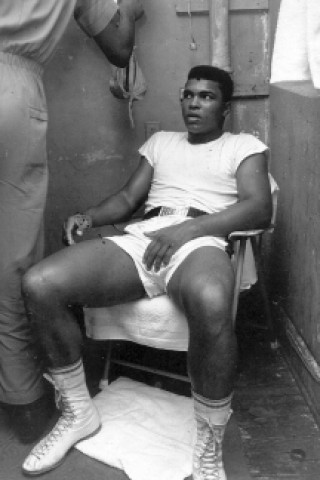 1964: Cassius Clay bereitet sich auf den WM-Kampf gegen Sonny Liston vor.  (Photo by Harry Benson/Getty Images)