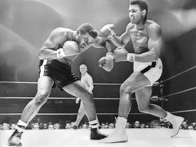 1965:  Cassius Clay (Muhammad Ali) im Kampf mit Herausforderer  Floyd Patterson. Clay gewann den Kampf durch technischen K.O.  (Photo by Central Press/Hulton Archive/Getty Images)
