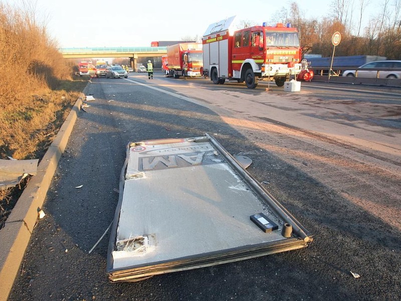 Kamen, Bönen, Unfall auf der A2 in Höhe der Auffahrt Bönen in Richtung Oberhausen. Auffahrunfall zweier LKWs. Eine Tür wurde abgerissen