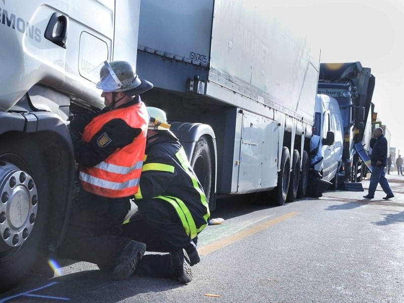 Aus noch ungeklärter Ursache kam es am heutigen Dienstagmorgen gegen 6.25 Uhr zu einem Unfall mit Beteiligung von sieben Fahrzeugen auf der A2 von Hamm in Fahrtrichtung Oberhausen.