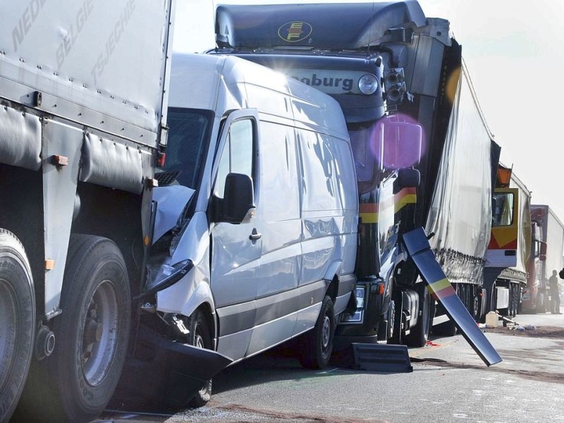 Aus noch ungeklärter Ursache kam es am heutigen Dienstagmorgen gegen 6.25 Uhr zu einem Unfall mit Beteiligung von sieben Fahrzeugen auf der A2 von Hamm in Fahrtrichtung Oberhausen.
