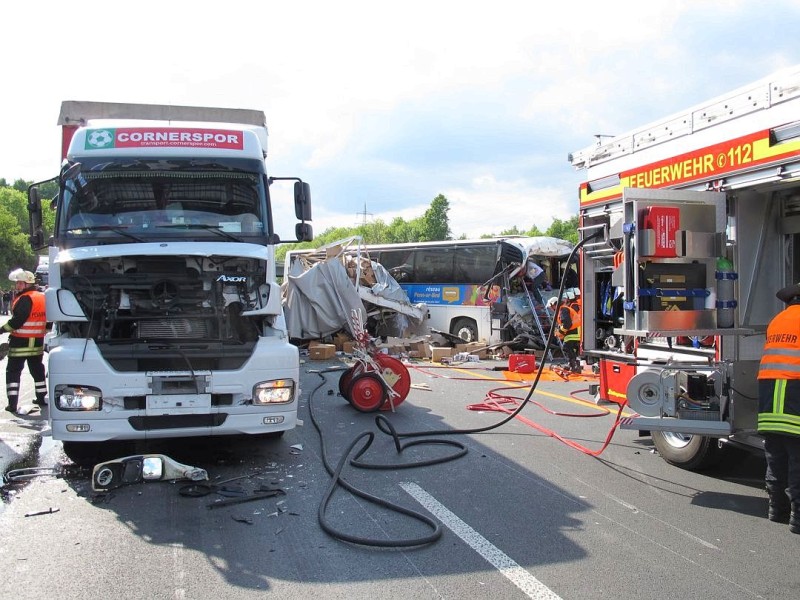 Schwerer Verkehrsunfall auf der A2: Kamen, A2 Hannover, kurz vor Kamener Kreuz (ots) - Lfd. Nr.:0569, 4. Mai 2011, 16.16 Uhr, fuhren bei Kamen auf der A 2 in  Richtung Hannover aus bisher unbekannter Ursache zwei Lkw und ein Bus aufeinander. Ersten Erkenntnissen zur Folge wurden zwei Personen eingeklemmt und mindestens eine Person schwer verletzt. Die A2 in Richtung Hannover wurde im Bereich der Unfallstelle zeitweise voll gesperrt.