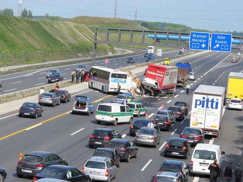 Schwerer Verkehrsunfall auf der A2: Kamen, A2 Hannover, kurz vor Kamener Kreuz (ots) - Lfd. Nr.:0569, 4. Mai 2011, 16.16 Uhr, fuhren bei Kamen auf der A 2 in  Richtung Hannover aus bisher unbekannter Ursache zwei Lkw und ein Bus aufeinander. Ersten Erkenntnissen zur Folge wurden zwei Personen eingeklemmt und mindestens eine Person schwer verletzt. Die A2 in Richtung Hannover wurde im Bereich der Unfallstelle zeitweise voll gesperrt.