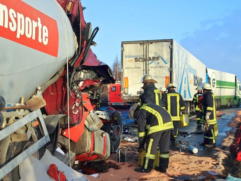 Tödlicher Unfall auf der A2 in Richtung Hannover in Höhe Altenmethler. Der Fahrer eines Silozuges fuhr auf ein Stauende auf und kam dabei zu Tode.