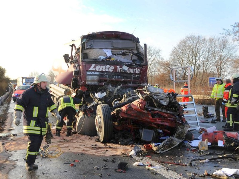 Tödlicher Unfall auf der A2 in Richtung Hannover in Höhe Altenmethler. Der Fahrer eines Silozuges fuhr auf ein Stauende auf und kam dabei zu Tode.