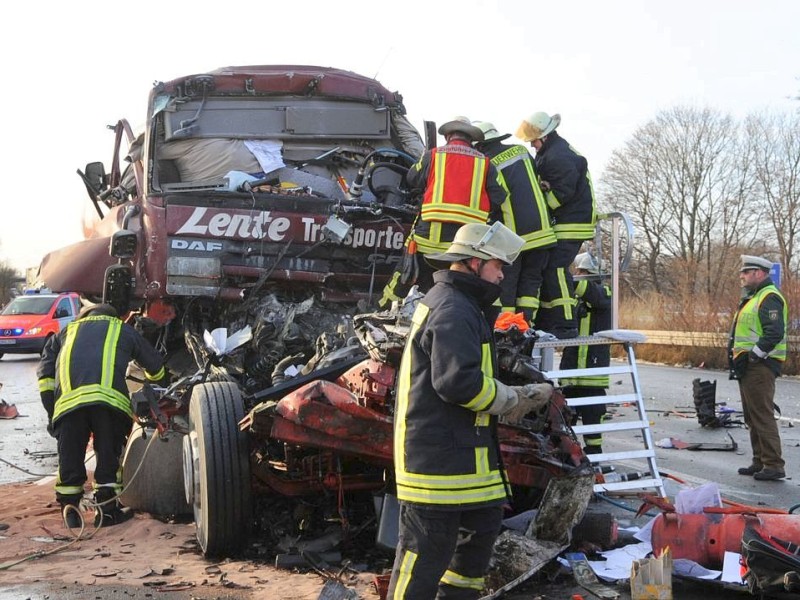 Tödlicher Unfall auf der A2 in Richtung Hannover in Höhe Altenmethler. Der Fahrer eines Silozuges fuhr auf ein Stauende auf und kam dabei zu Tode.