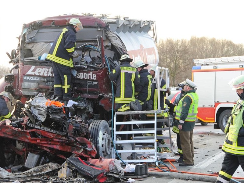 Tödlicher Unfall auf der A2 in Richtung Hannover in Höhe Altenmethler. Der Fahrer eines Silozuges fuhr auf ein Stauende auf und kam dabei zu Tode.