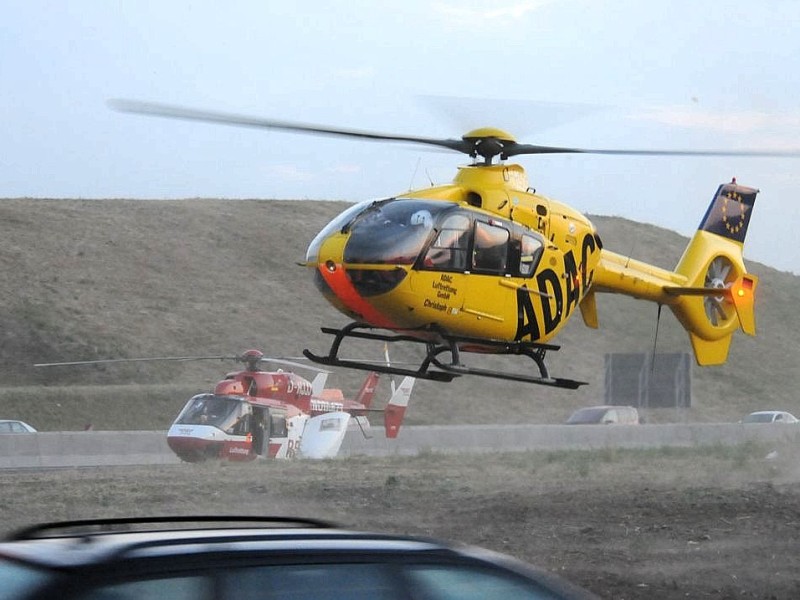 Unfall mit einem PKW und zwei LKW-Zugmaschinen auf der A2 in Fahrtrichtung Oberhausen im Bereich des Kamener Kreuzes, drei Tote zwei schwer Verletzte.