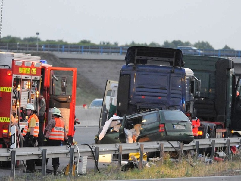 Unfall mit einem PKW und zwei LKW-Zugmaschinen auf der A2 in Fahrtrichtung Oberhausen im Bereich des Kamener Kreuzes, drei Tote zwei schwer Verletzte.