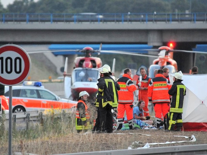Unfall mit einem PKW und zwei LKW-Zugmaschinen auf der A2 in Fahrtrichtung Oberhausen im Bereich des Kamener Kreuzes, drei Tote zwei schwer Verletzte.