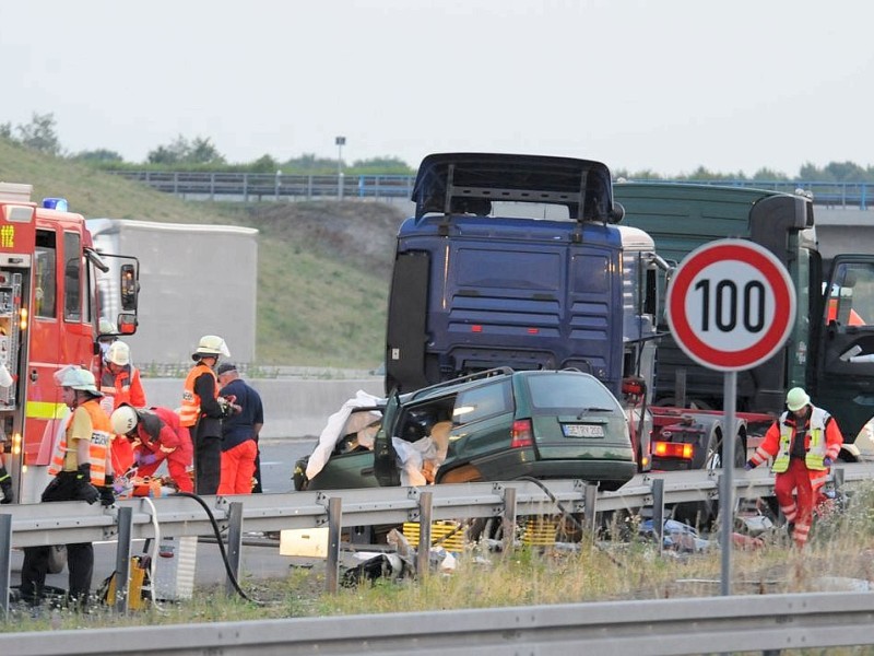 Unfall mit einem PKW und zwei LKW-Zugmaschinen auf der A2 in Fahrtrichtung Oberhausen im Bereich des Kamener Kreuzes, drei Tote zwei schwer Verletzte.